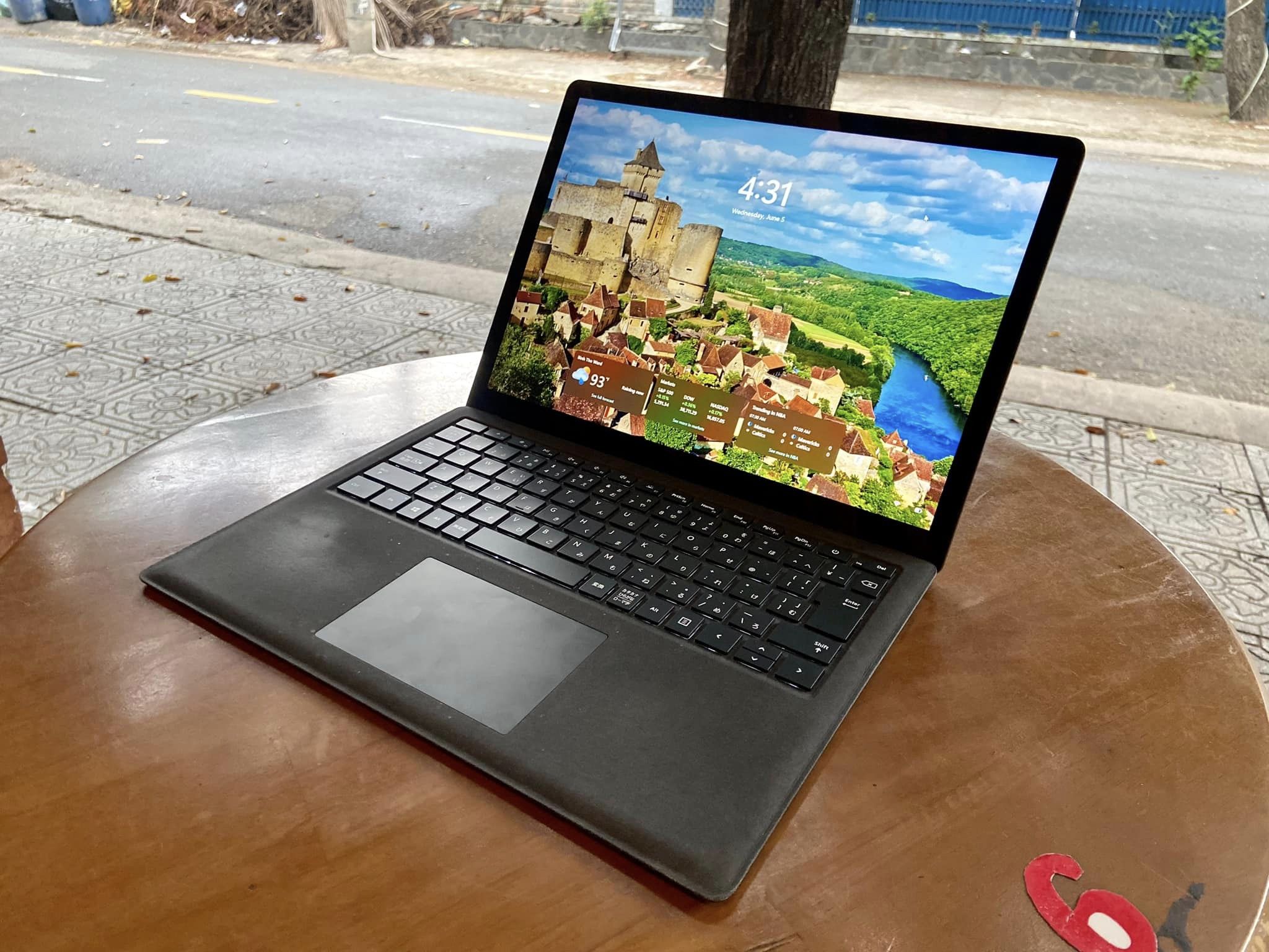 LAPTOP SURFACE 2 LIKE NEW SIÊU MỎNG VỚI MÀN HÌNH CẢM ỨNG 2K CỰC ĐẸP, CORE i5 THẾ HỆ 8 MẠNH MẼ, RAM LỚN 8GB VÀ SSD 256GB SIÊU NHANH PHỤC VỤ NHIỀU NHU CẦU CÔNG VIỆC