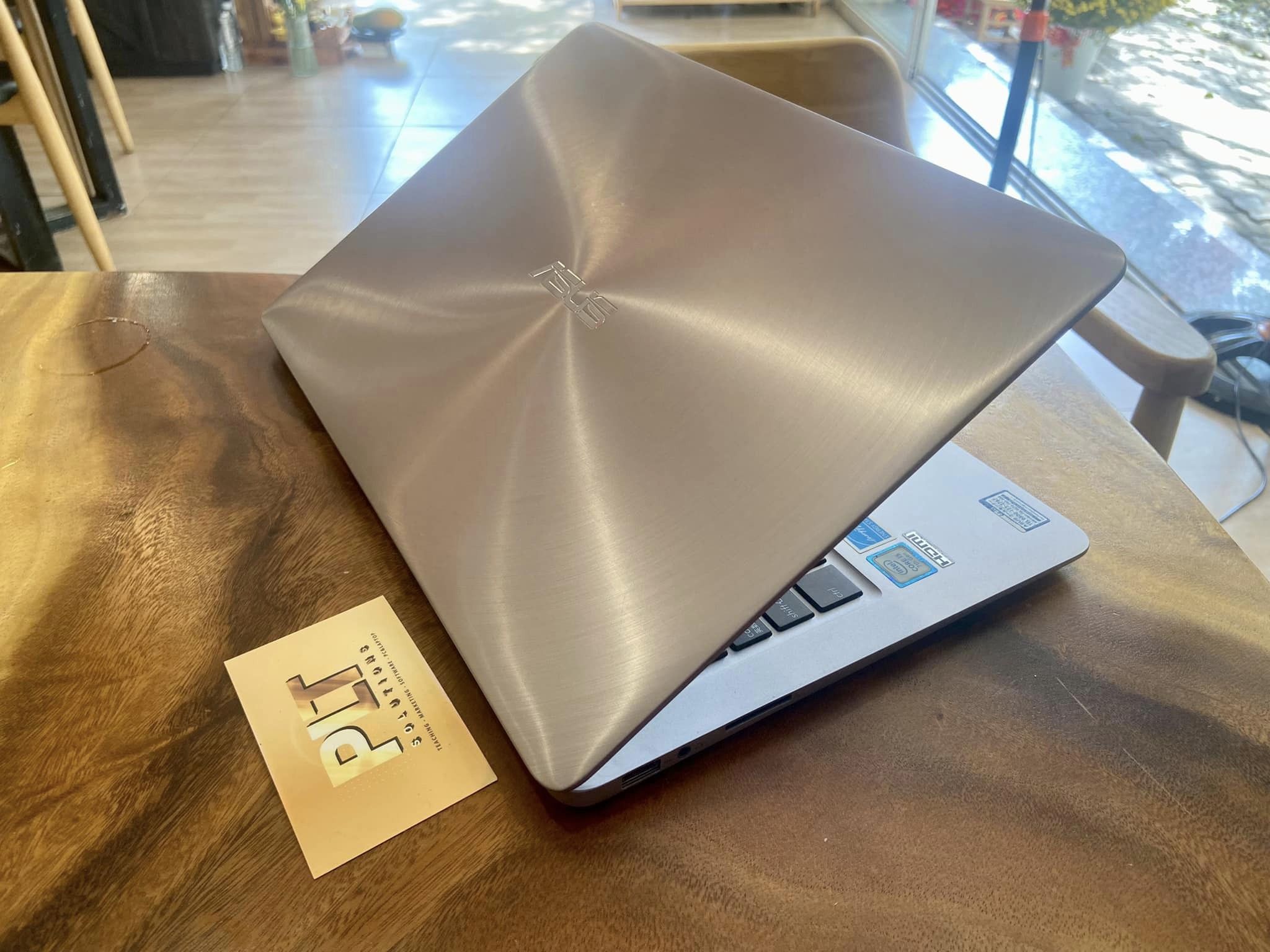 ASUS ZENBOOK UX330 13.3INCH HÀNG CAO CẤP BẢN THỊ TRƯỜNG NHẬT MỎNG NHẸ MẠNH MẼ, CORE I5-7200, RAM LỚN 8GB, SSD 256GB SIÊU NHANH CÙNG PIN LÂU THA HỒ SỬ DỤNG