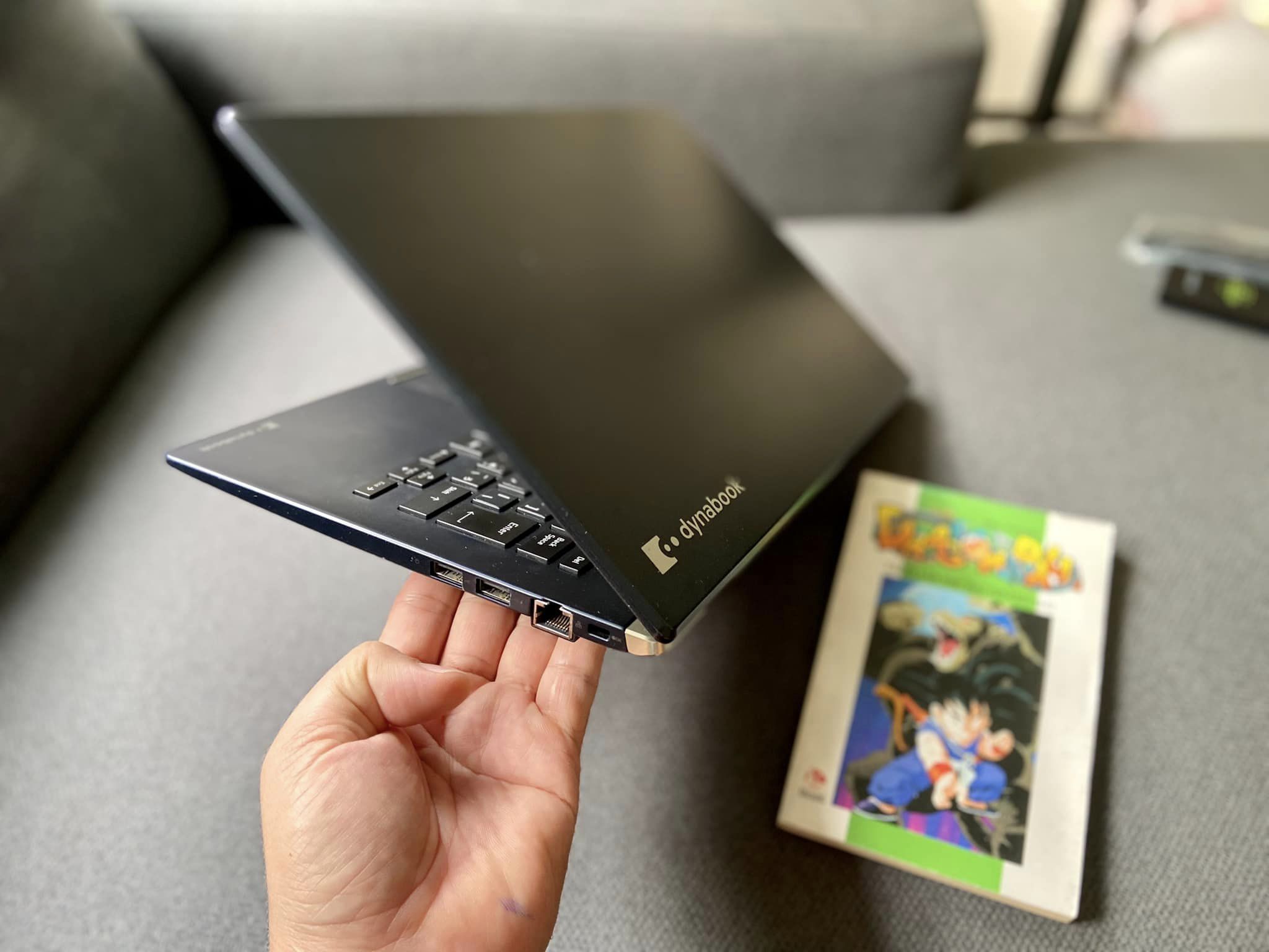 TOSHIBA XANH ĐEN MỎNG - NHẸ - ĐẸP CHƯA TỚI 1KG, CORE I3-8130 MẠNH MẼ, RAM LỚN 8GB, SSD 256GB, PIN LÂU 3 GIỜ RẤT TIỆN LỢI CHO CÔNG VIỆC